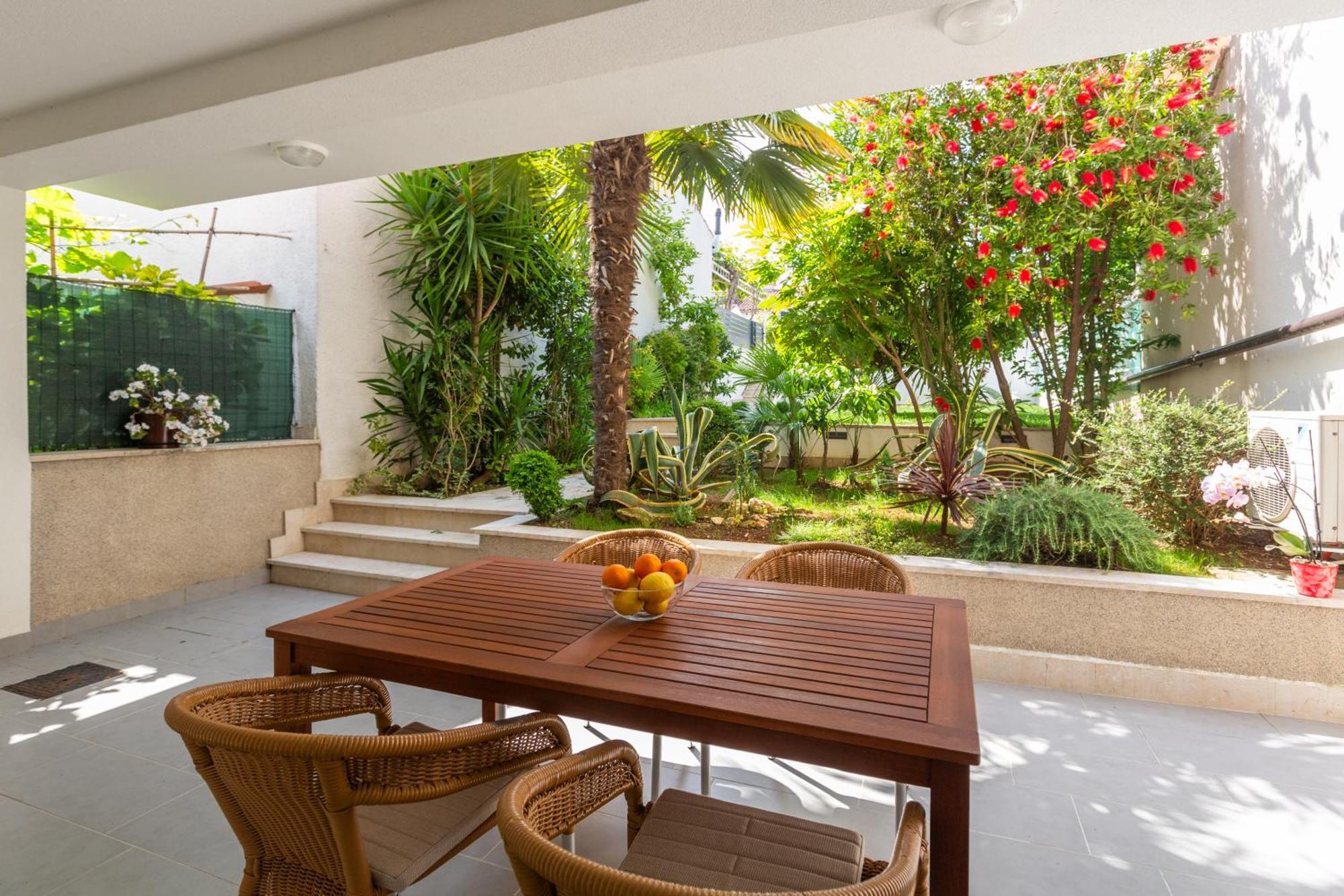 Modern Apartment Zen With Private Garden Poreč Eksteriør bilde